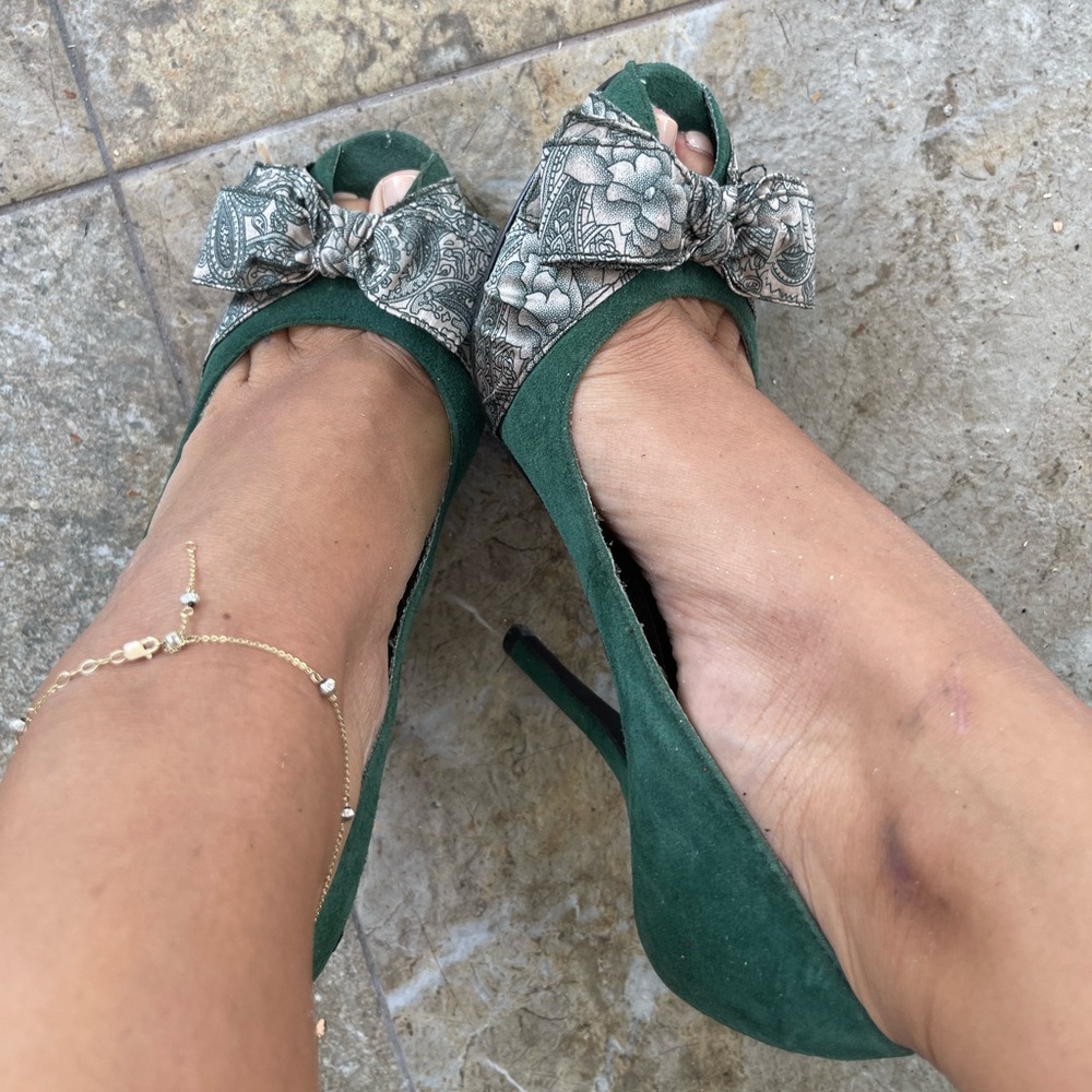 green baker heel pumps size 6.5